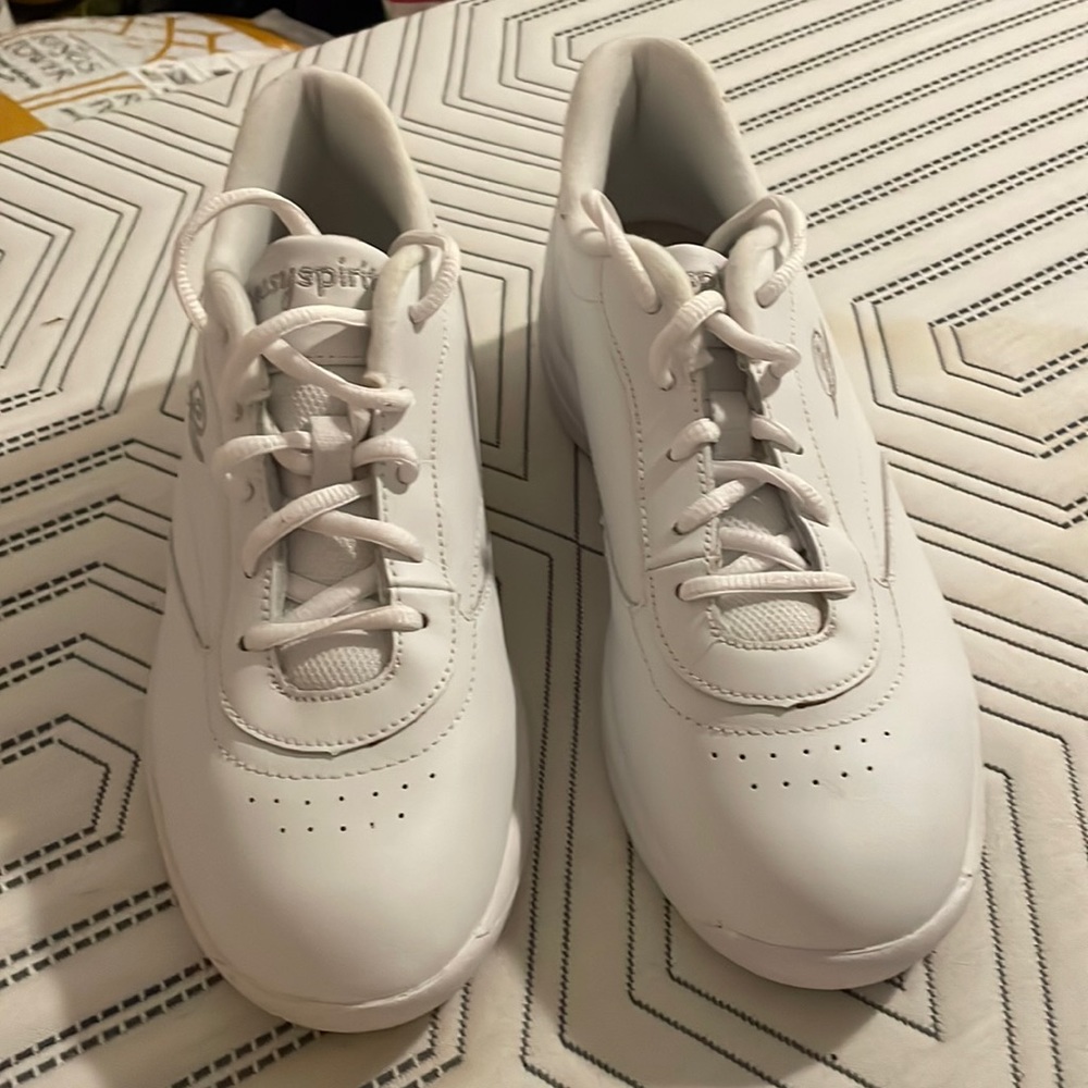 VINTAGE EASY SPIRIT WALKING SHOES 9 WOMEN'S. Gentle use but small tear in photo.